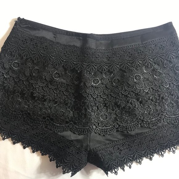 SANS SOUCI BLACK LACE SHORTS - Picture 3 of 5